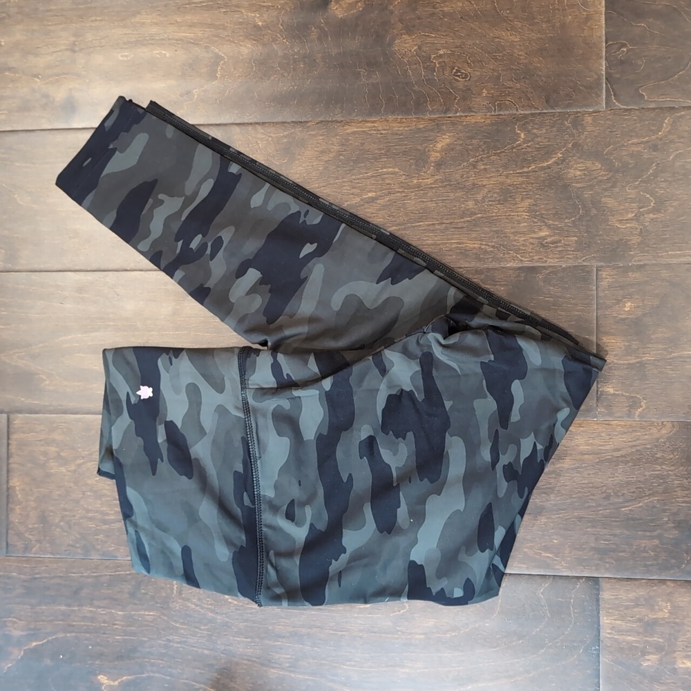 Kira Grace camo leggings